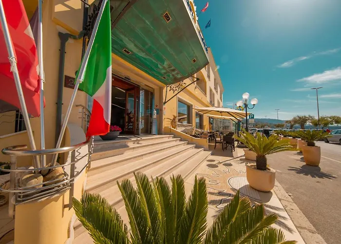 Riva Del Sole 4* تْشيفالو